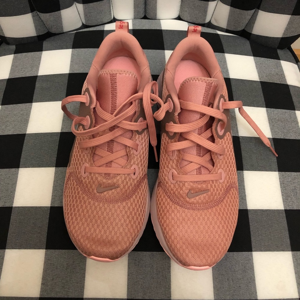 NWT Nike Legend React Size 10 Pink
